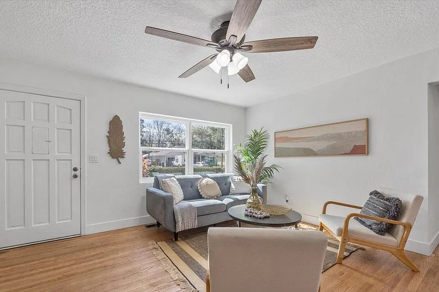 3 bed, 1319 sqft, $1,900 — Photo 4