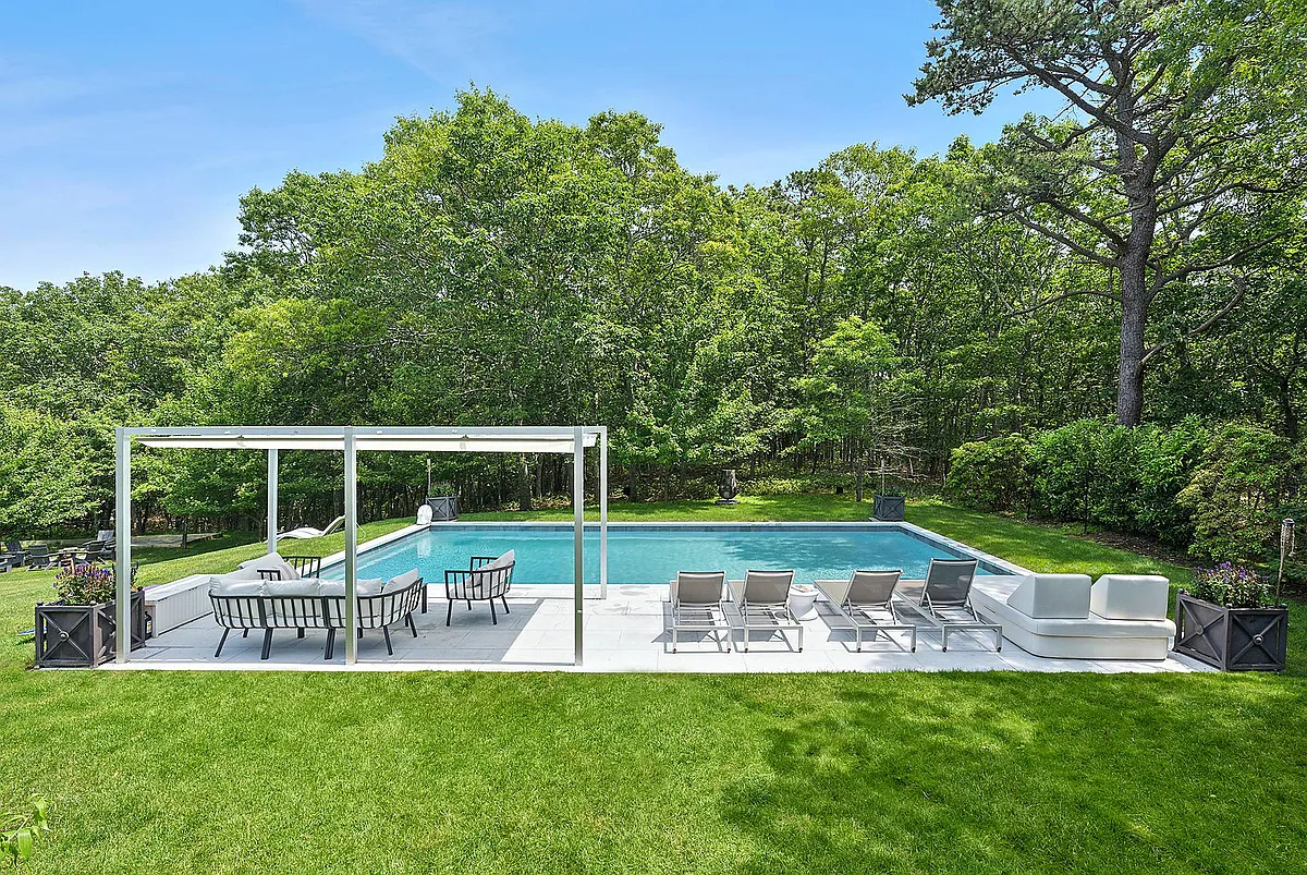 Building Photo - 858 Old Sag Harbor Rd