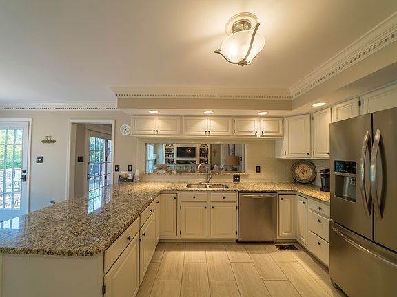 4th image of 749 Sedgley Dr