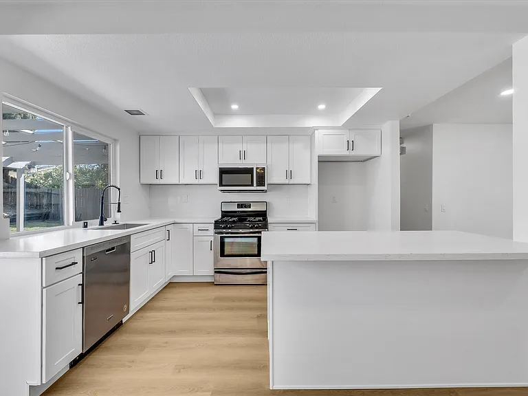 1052 W Quince St — Photo 11