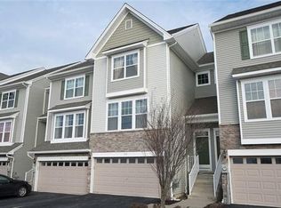 208 Hawthorn Way, New Windsor, NY 12553
