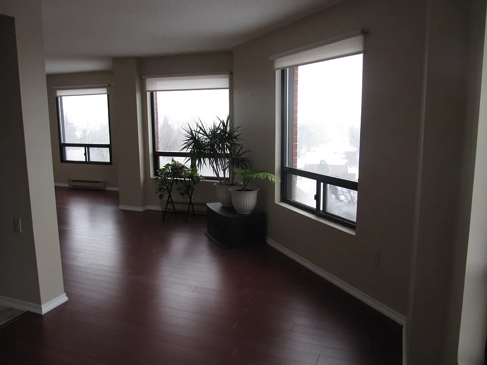 10 Ellen St E #809