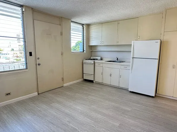 Centrally Located 1-Bedroom Walk-Up Apartment Minutes to Downtown & Queens Hospital