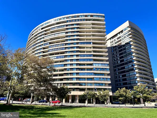 1300 Crystal Dr APT 901S, Arlington, VA 22202