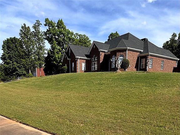 3rd image of 320 Pecan Ct