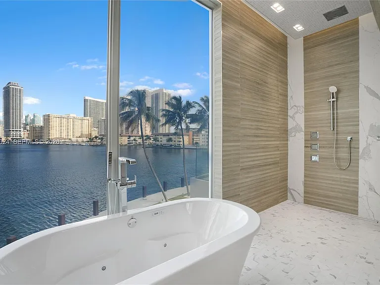 501 Palm Dr — Photo 44