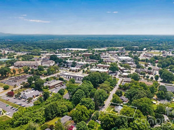 147 13th Ave NW, Hickory, NC 28601