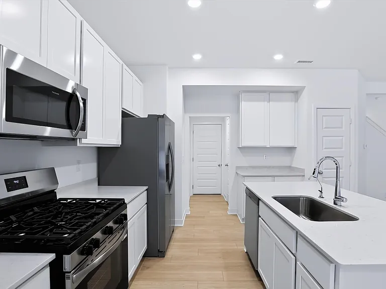 406 Monarch Ln — Photo 6