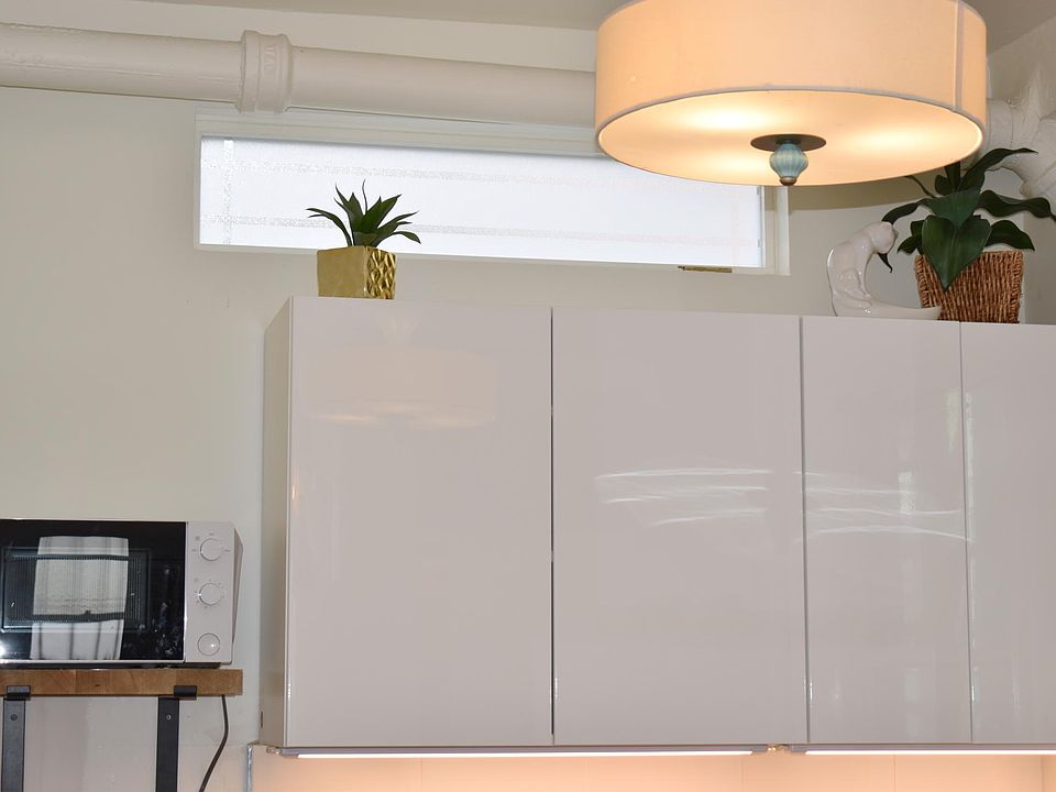 Lots of kitchen storage.