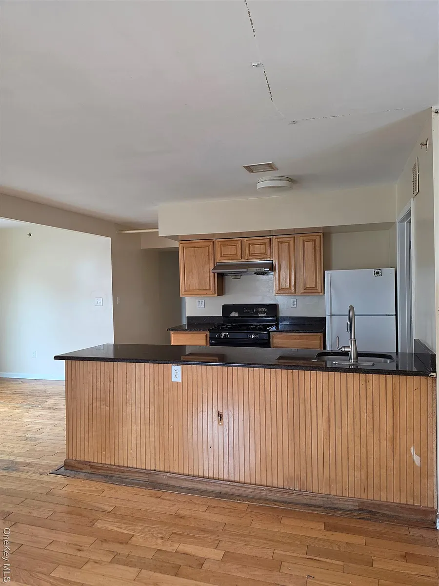 Building Photo - 13 Lake St #205