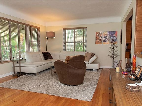 4th image of 646 15th Ave NE