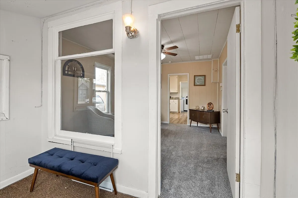 2 bed, 910 sqft, $1,300 — Photo 2