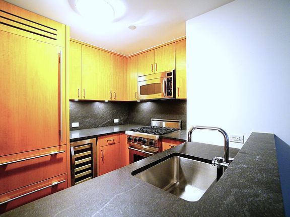 5th image of 100 W 58th St APT 4A