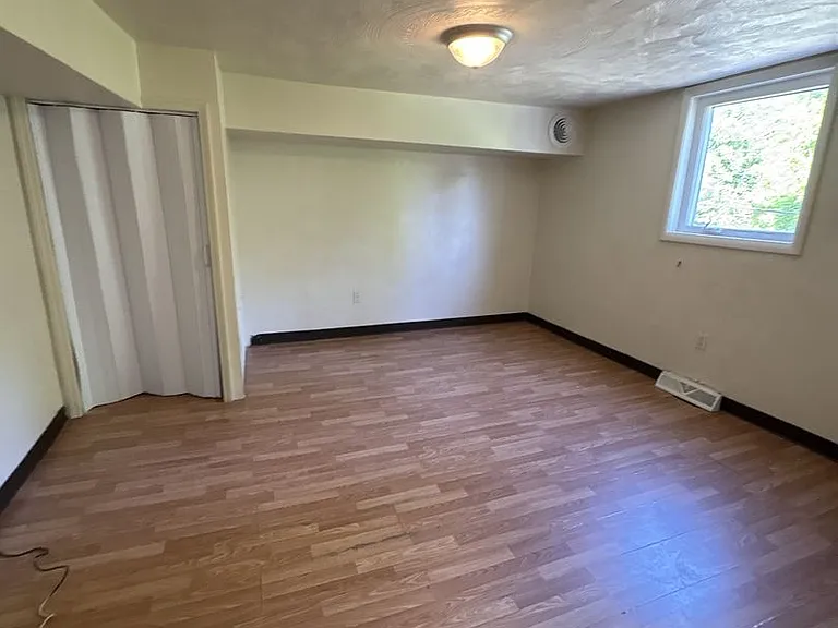 521 Locust Ave — Photo 3