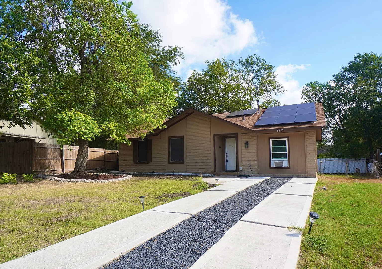 4 BR / 1 BA Charming Austin Home with Expansive Yard & Built-Ins! — Photo 1