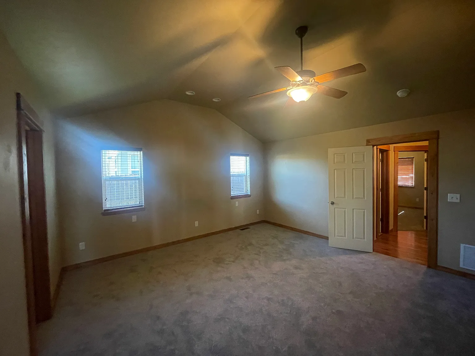 3 bed, 2336 sqft, $3,000 — Photo 4