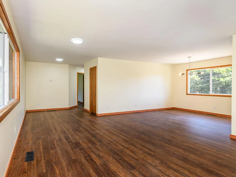 128 Mission Ave — Photo 4