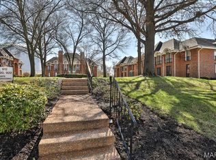 922 Claytonbrook Dr APT 1, Ballwin, MO 63011