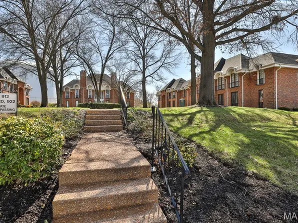 922 Claytonbrook Dr APT 1, Ballwin, MO 63011