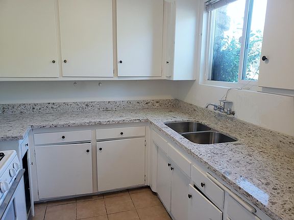 3rd image of 4936 Hazeltine Ave #5