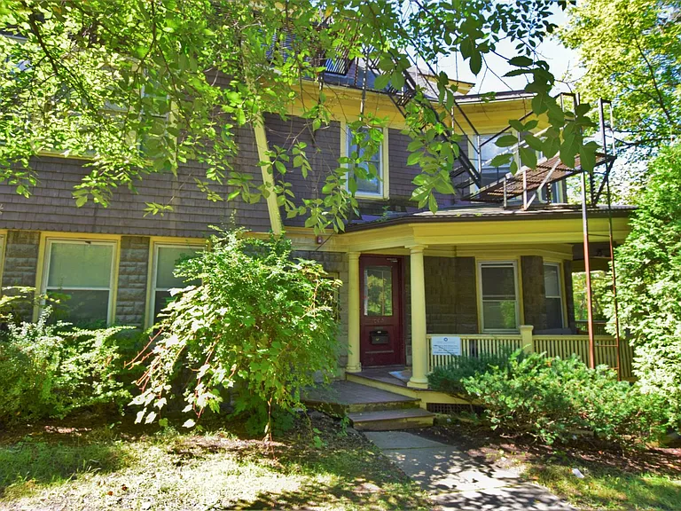 609 E State St — Photo 111