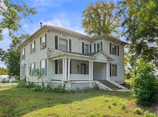909 S Locust St, Sweet Springs, MO 65351