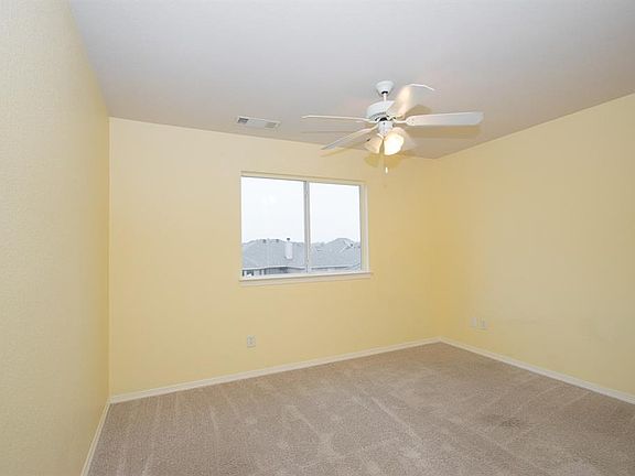 4th image of 921 Chestnut Ln