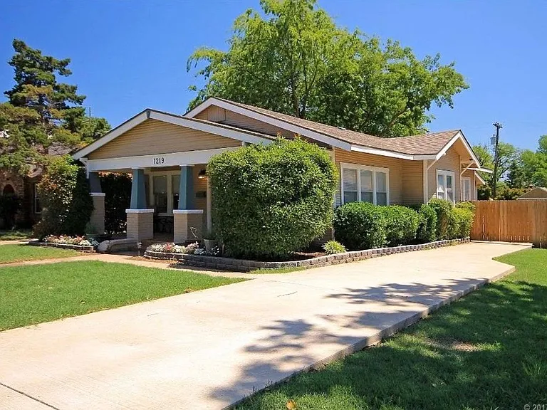 1219 S College Ave — Photo 3