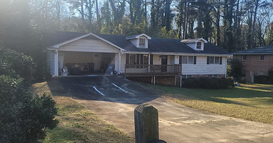 2nd image of 385 Arcadia Pl SW