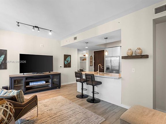 4th image of 999 SW 1st Ave APT 2015