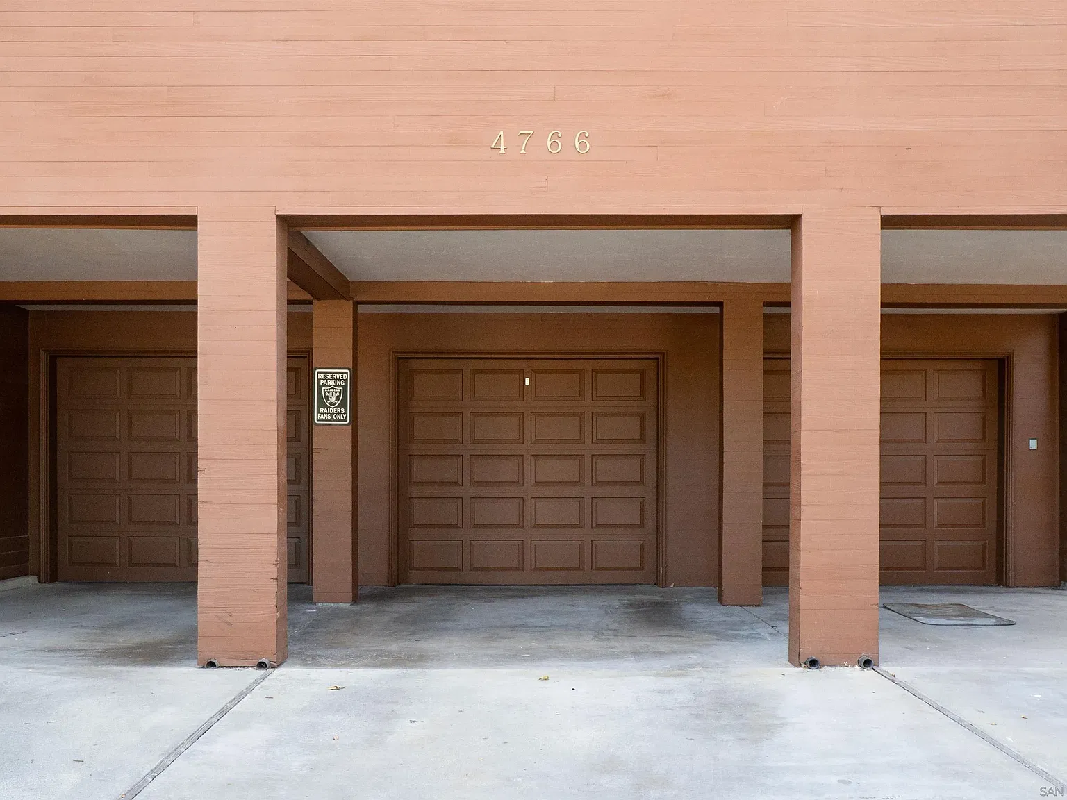 3 bed, 2.0 bath, 1450 sqft, $5,300 — Photo 2