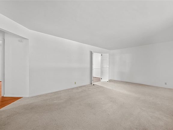 4th image of 306 W Blackburn St