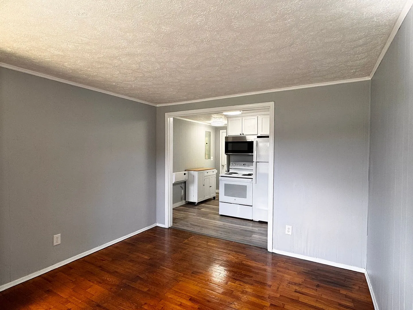 1504 6th St. SE — Photo 2