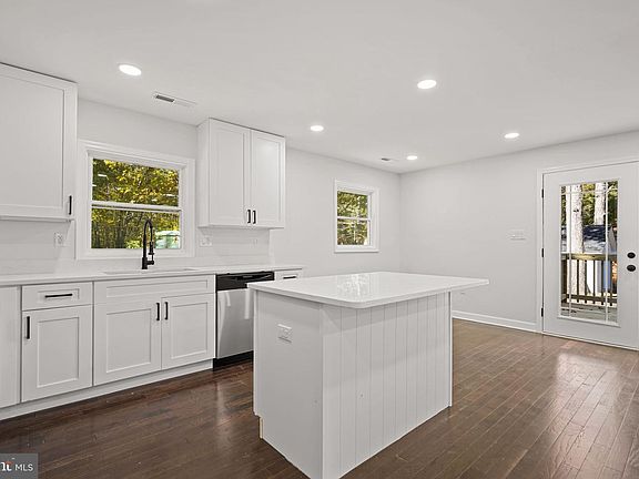 3rd image of 9124 Meetze Rd