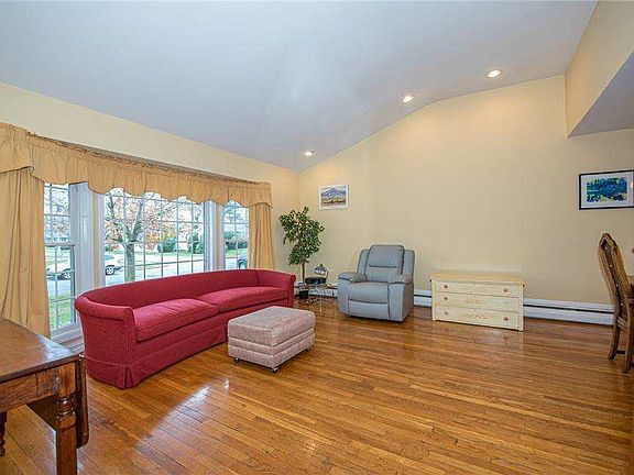 5th image of 19 Maxwell Dr