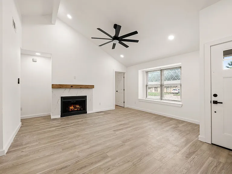 802 Rock Creek Dr — Photo 2