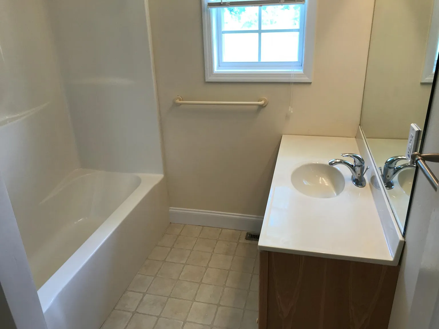 3 bed, 1.5 bath, 1261 sqft, $1,600 — Photo 4