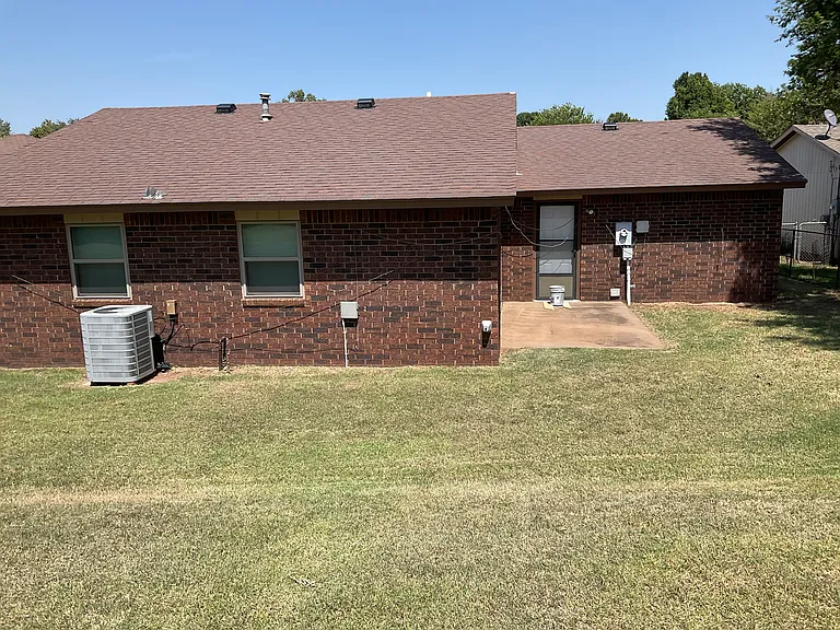 1106 Hillside Dr — Photo 2