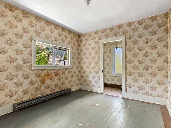 4th image of 1115 Giles Ave NW