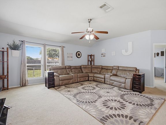 5th image of 402 Fountain View Ln