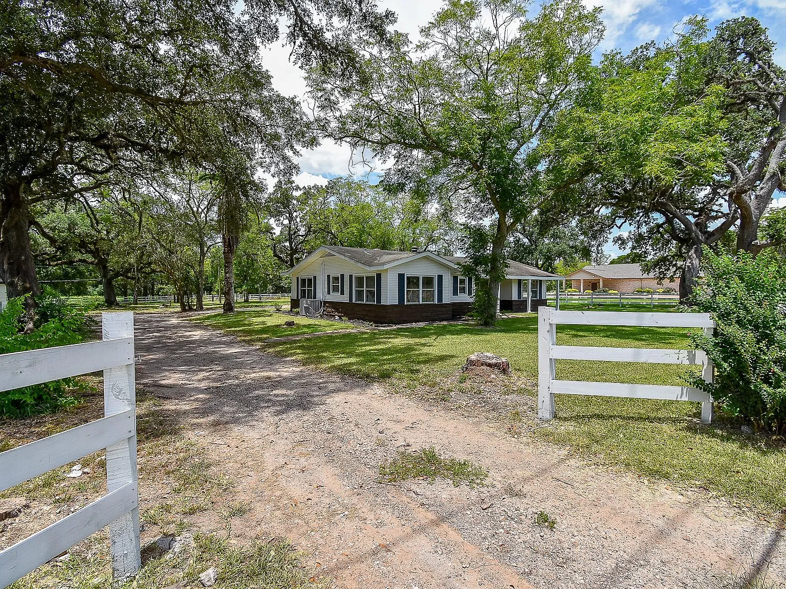 3 bed, 1.5 bath, 1708 sqft, $2,000 — Photo 2