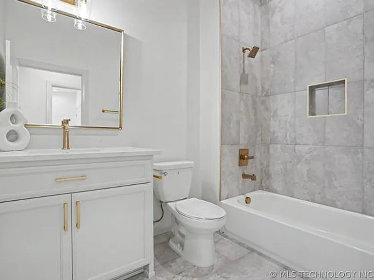 1379 E 13th St — Photo 25