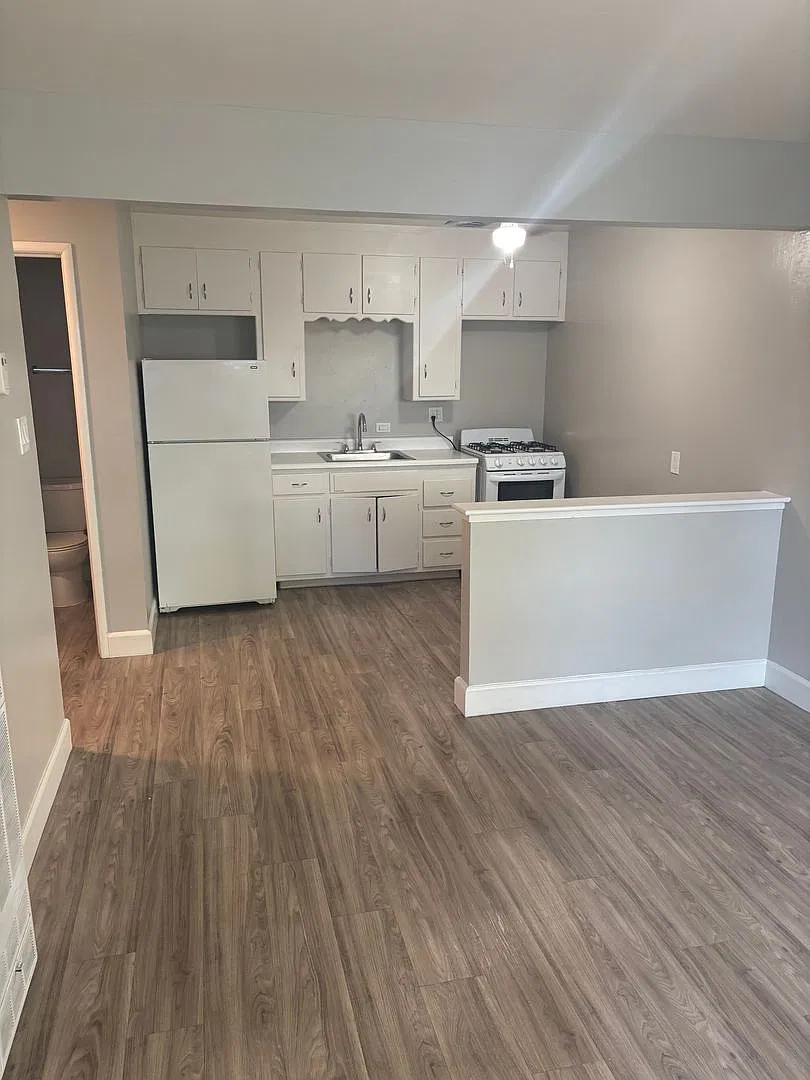 Parkwood Square Apartments — Photo 2