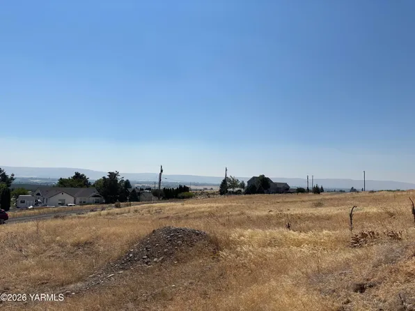920 Camelot Way, Yakima, WA 98908