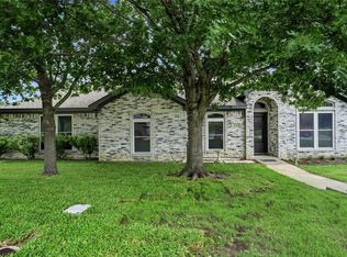 423 Fall Cedar Dr, Fort Worth, TX 76108