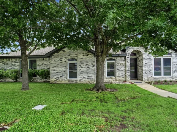 423 Fall Cedar Dr, Fort Worth, TX 76108