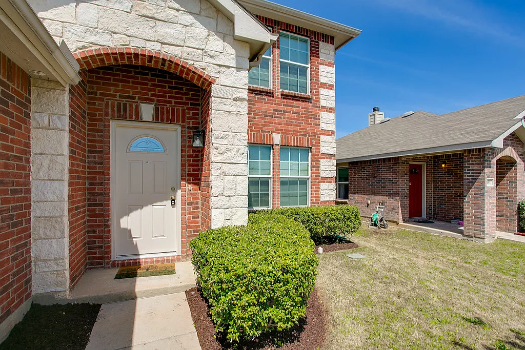4 bed, 2.5 bath, 2568 sqft, $2,250 — Photo 2