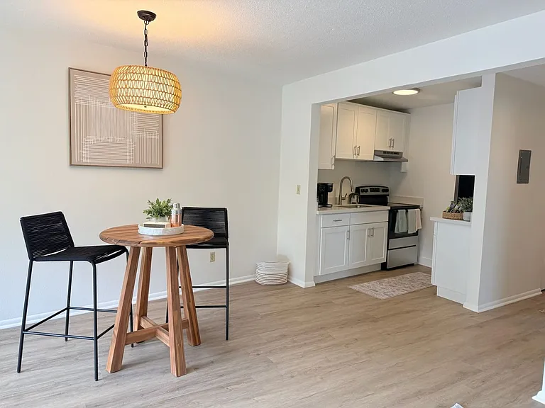 Crescent Apartments — Photo 23