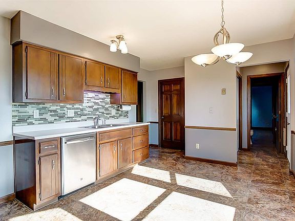 5th image of 1234 N Shagbark Dr