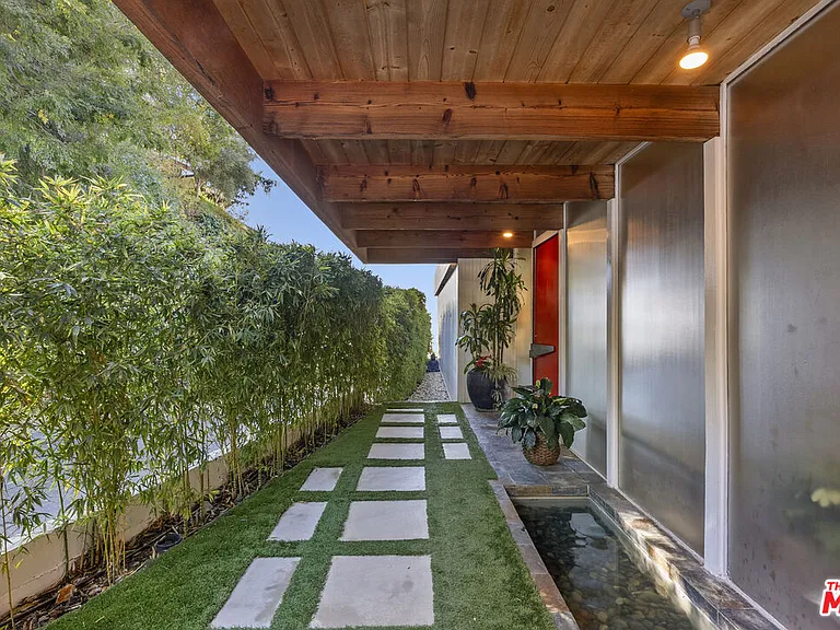 9119 Thrasher Ave — Photo 3